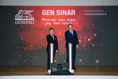 Dari kiri: Pemangku Pengarah Urusan Kumpulan dan Ketua Pegawai Perniagaan & Operasi Kumpulan Amanah Raya Berhad, Jack Yap, bersama Ketua Pegawai Eksekutif Generali Insurance Malaysia Berhad, Fabrice Benard di pelancaran Gen Sinar yang bertujuan memperkasa keluarga kurang mendapat perhatian dengan perlindungan kewangan serta memastikan kelangsungan pendidikan.