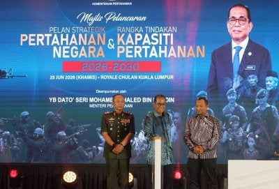 Mohamed Khaled bersama Lokman Hakim dan Malek Razak merasmikan Majlis Pelancaran Pelan Strategik Pertahanan Negara (PSPN) 2026-2030 dan Rangka Tindakan Kapasiti Pertahanan (RTKP) 2026-2030 yang diadakan di sini pada Khamis.