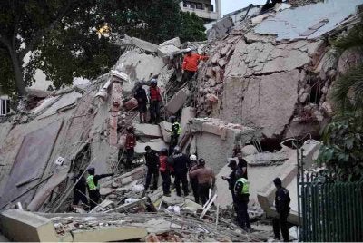 Pasukan penyelamat melancarkan operasi SAR di sebuah bangunan yang runtuh di Caracas.