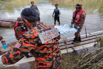 Kanak-kanak yang dilaporkan tergelincir ketika bermain di tepi sungai ditemukan meninggal dunia di Kampung Manggis, pada petang Khamis.