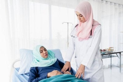 LELAKI harus untuk menziarahi wanita bukan mahram di hospital namun perlu dielakkan jika bimbang ia jadi fitnah. Foto Canva