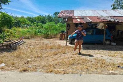 Saksi menunjukkan lokasi mangsa diserang suaminya menggunakan parang dalam kejadian di Kampung Mangkupa, Kota Marudu.