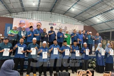 Ahmad Samsuri (tengah) bersama calon Pas yang akan menggunakan logo PN pada PRN Johor berlangsung 11 Julai depan.