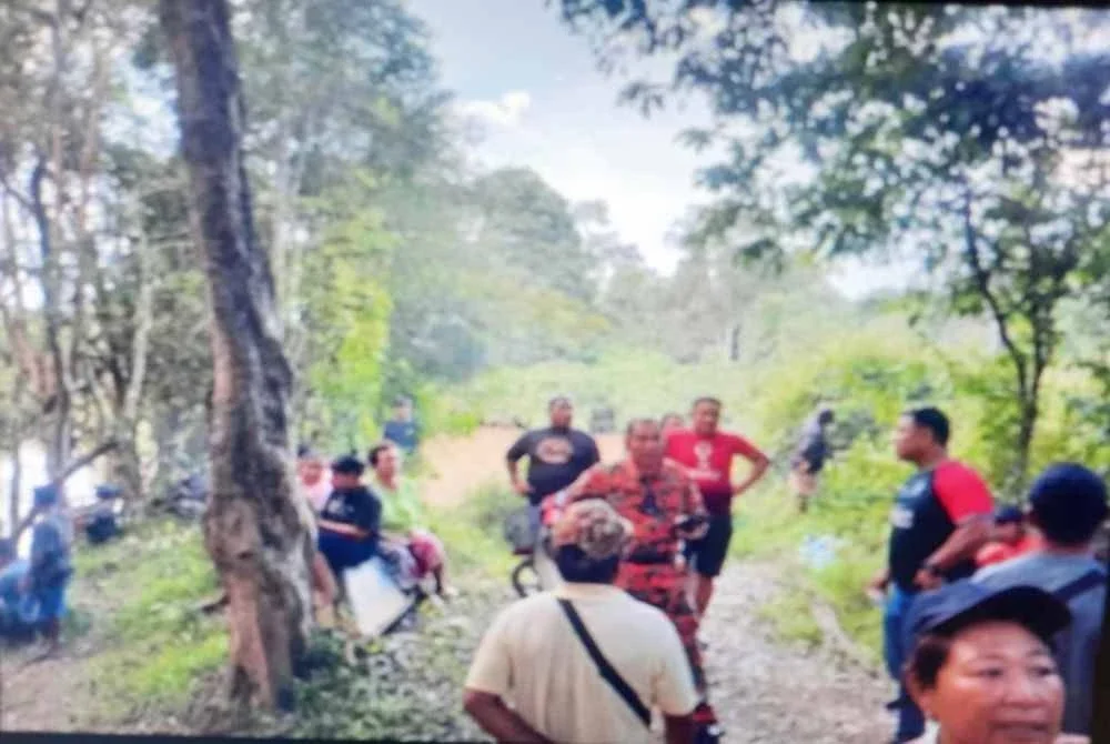 Anggota bomba berada di lokasi untuk operasi SAR mangsa pada Khamis. FOTO JBPM Pahang