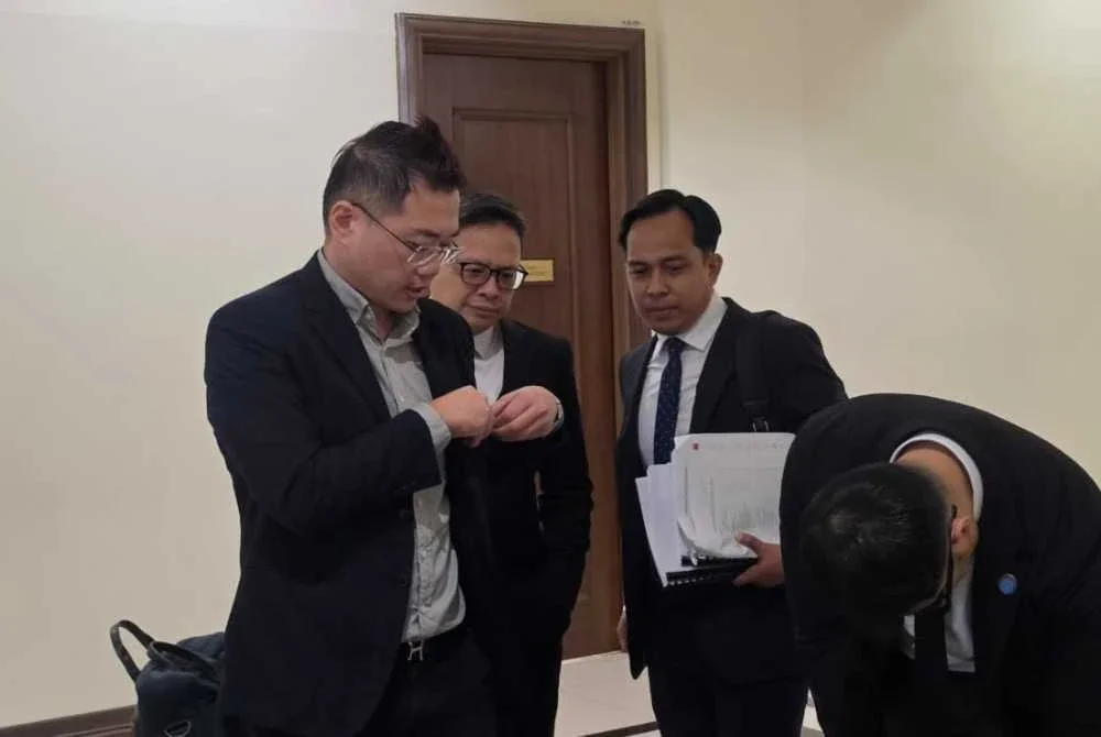 Dr Haw Huo (kiri) ketika hadir untuk memberi keterangan di Mahkamah Koroner Kota Kinabalu.