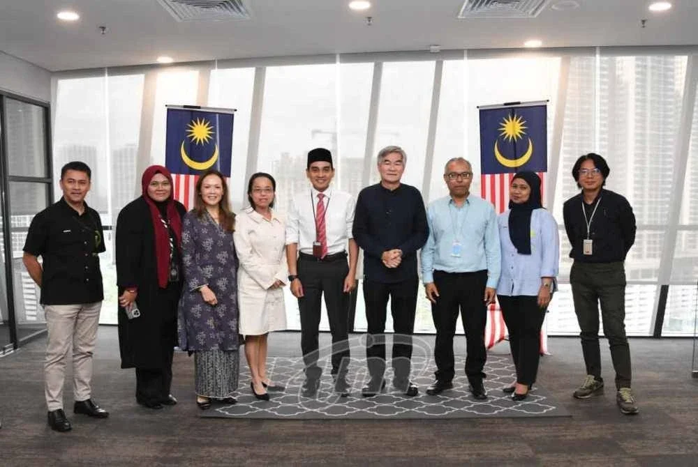 Kunjungan hormat pihak Astro Malaysia Holdings Berhad diketuai GCEO yang baharu dilantik, Henry Tan dan perbincangan bersama barisan pimpinan Jabatan Penyiaran Malaysia diketuai Ketua Pengarah Penyiaran Malaysia, Ashwad Ismail berlangsung di Menara Angkasapuri pada 16 Jun lalu.