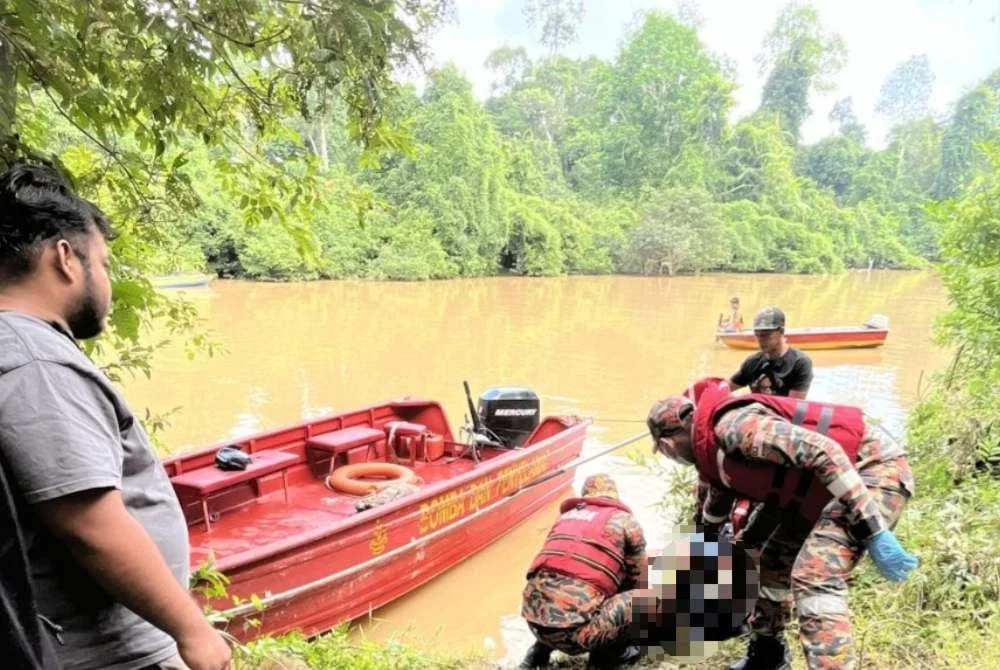 Pihak bomba membantu membawa mayat mangsa ke Jeti Kuala Bera sebelum diserahkan kepada pihak polis untuk tindakan selanjutnya. Foto: JBPM Pahang