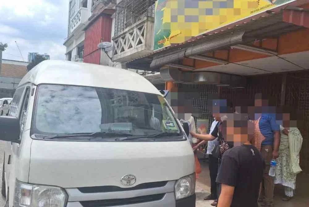 Operasi penguatkuasaan JIM dan KPDN di Taman Kinrara, Puchong pada Khamis. 