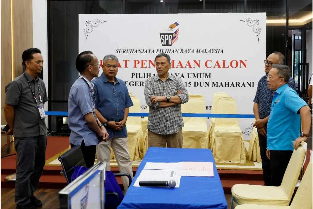 Pengerusi Suruhanjaya Pilihan Raya (SPR), Datuk Seri Ramlan Harun (tengah) meninjau persiapan pusat penamaan calon bagi Dewan Undangan Negeri (DUN) Maharani di Dewan Tanjung, Bangunan Istana Tanjung hari ini. Foto Bernama