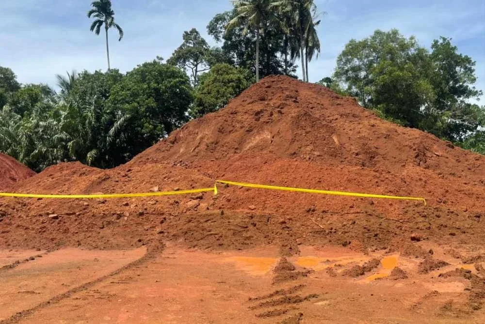Longgokan tanah disyaki mengandungi bauksit turut disita. Foto: Bridged Tenggara PGA