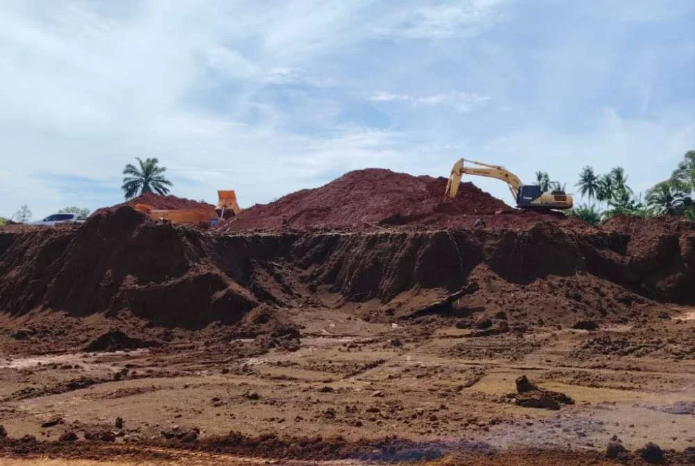 PGA berjaya membongkar kegiatan melombong mineral bauksit dipercayai diusahakan secara haram hasil serbuan dilakukan di kawasan sebuah ladang kelapa sawit di Felda Bukit Goh pada Khamis.Foto: Bridged Tenggara PGA