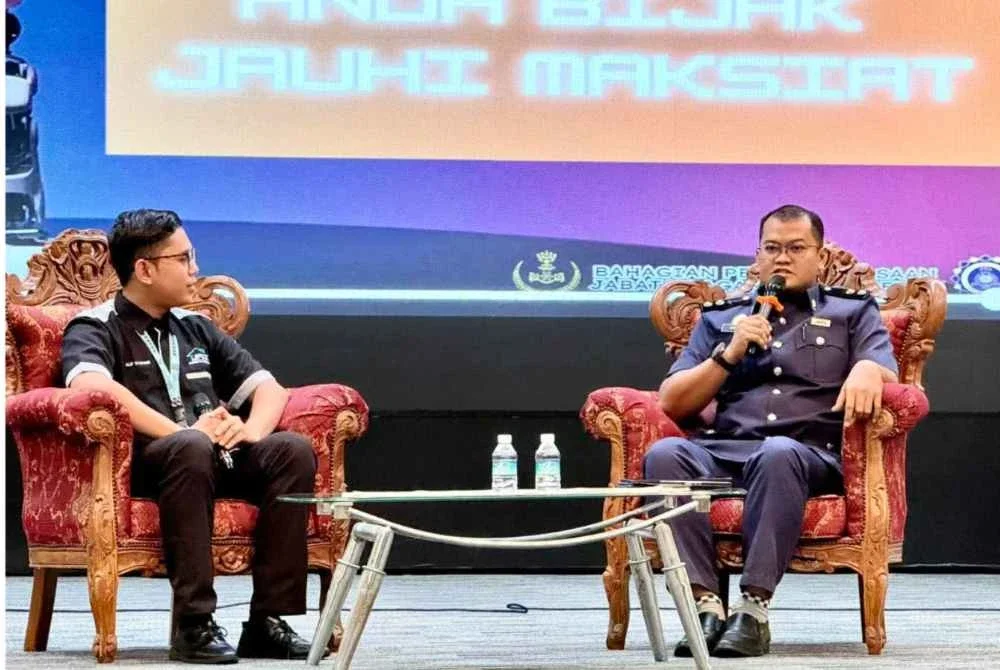 Muhammad Syafiq (kanan) menyampaikan ceramah bertajuk Anda Bijak Jauhi Maksiat kepada kira-kira 2,200 mahasiswa baharu di PUO di sini pada Rabu.