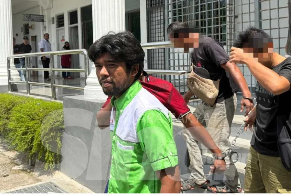 Tertuduh mengaku bersalah di hadapan Majistret Dr Teoh Shu Yee atas tiga pertuduhan termasuk melakukan perbuatan khianat.