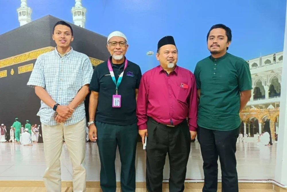 DARI kanan Muhammad Aizat Firdaus, Muhammad Shahril Azrie, Penasihat In Saff Travel & Tours Cawangan Shah Alam, Ahmad Najmi Sadali dan Muhammad Afiq Ikmal. 