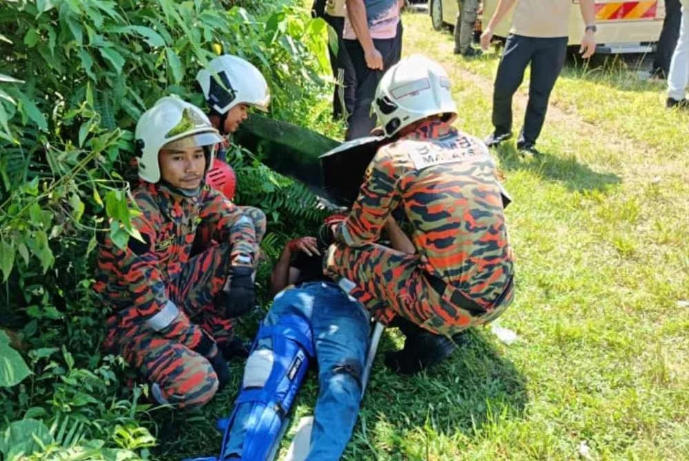 Rawatan awal diberikan kepada mangsa oleh pihak bomba sebelum ketibaan pasukan perubatan. - Foto: JBPM Pahang