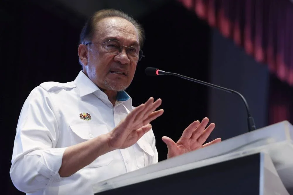 ALOR GAJAH, 24 Jun -- Perdana Menteri Datuk Seri Anwar Ibrahim menyampaikan ucapan pada Sesi Santai Mesra Perdana Menteri dan Ketua Setiausaha Negara Dengan Warga Perkhidmatan Awam Zon Selatan di Dewan Pusat Kecemerlangan Kejuruteraan dan Teknologi JKR (CREaTE) Melaka, hari ini.
-fotoBERNAMA (2026) HAK CIPTA TERPELIHARA