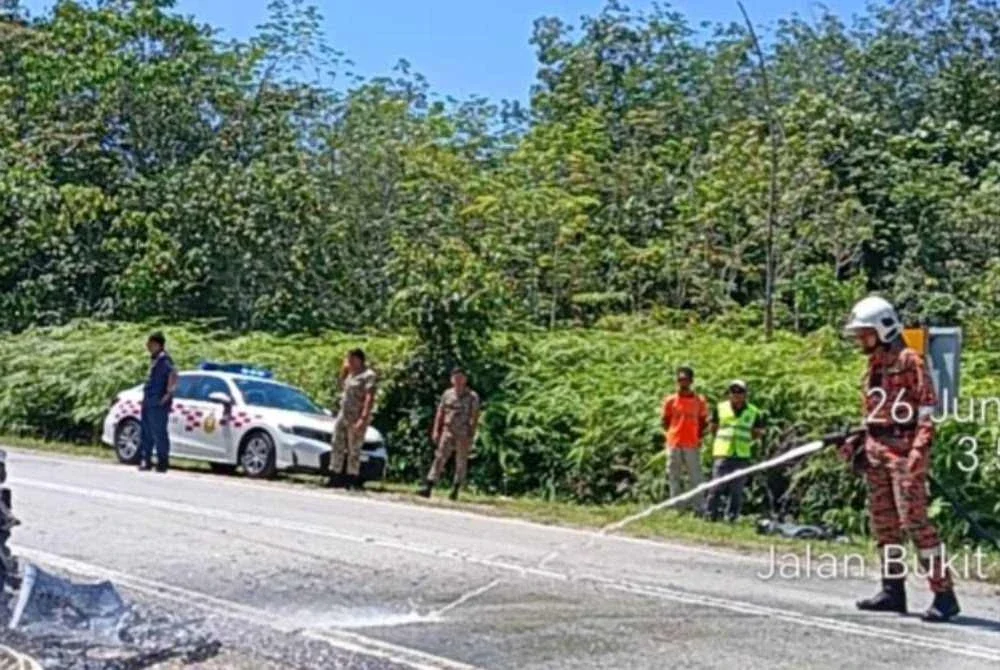 Anggota bomba melakukan kerja-kerja pembersihan jalan dari sisa kemalangan.- Foto: JBPM Pahang