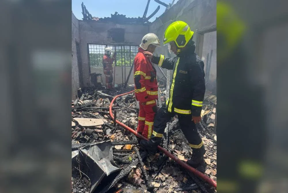 Anggota bomba sedang memadamkan kebakaran sebuah unit pangsapuri di Taman Pinggiran Putra di sini pada Jumaat.