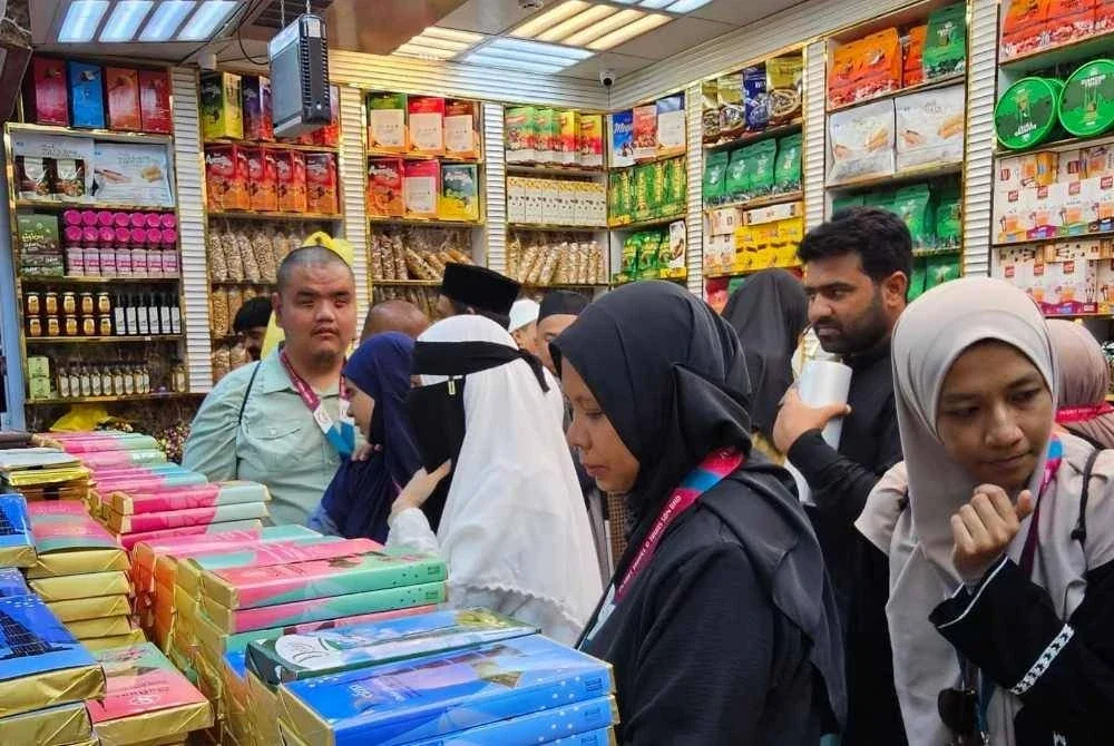JEMAAH Pertis turut dibawa untuk membeli-belah di pasar. Foto IN SAFF