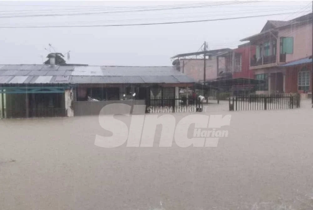 Keadaan di kawasan luar rumah yang ditenggelami banjir pada paras lebih tinggi. - Foto SINAR HARIAN/ADILA SHARINNI WAHID
