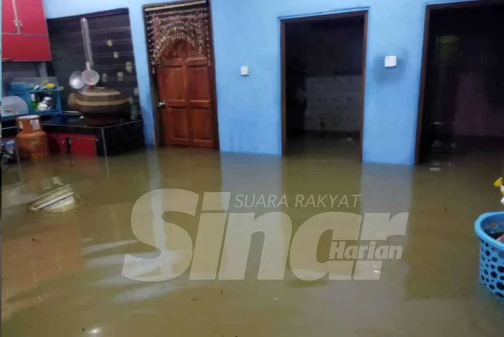 Keadaan banjir di dalam rumah yang menghanyutkan pelbagai barangan. - Foto SINAR HARIAN/ADILA SHARINNI WAHID
