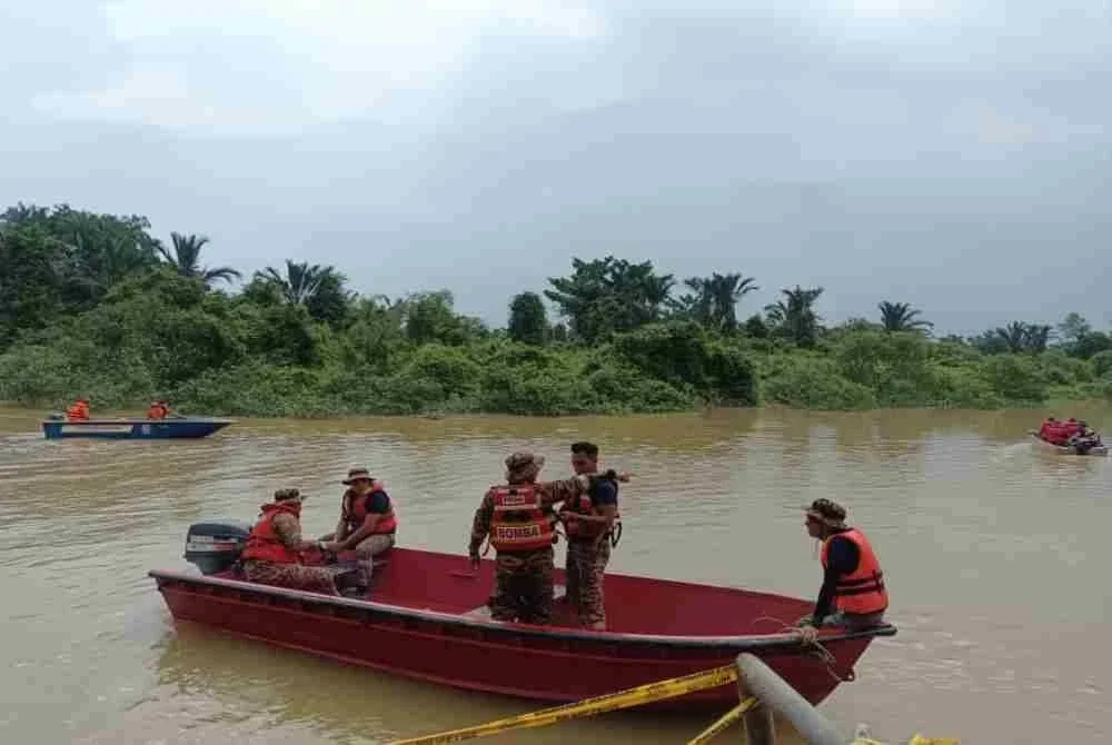 Operasi SAR mangsa yang hilang selepas bot terbalik memasuki hari kedua pada Jumaat. Foto: JBPM Selangor