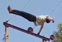 Selama beberapa jam, anggota polis, pegawai kerajaan dan penduduk kampung berusaha memujuk lelaki terbabit supaya turun dari tiang elektrik berkenaan.