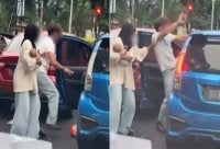 Tangkap layar video tular memaparkan seorang lelaki bertindak ganas di persimpangan lampu isyarat Lebuh AMJ dekat Kandang. 