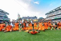 Barisan pemain dan staf kejurulatihan Ivory Coast meraikan kejayaan mara ke pusingan kalah mati selepas menumpaskan Curacao 2-0 di Stadium Philadelphia. - Foto: Agensi 