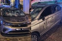 Gambar tular memaparkan sebuah kereta polis rosak akibat dibaling bata oleh suspek pada Rabu.