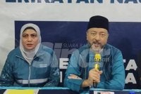 Mukhriz (kanan) mengumumkan pemilihan Suraya sebagai calon tunggal Pejuang menerusi penstriman langsung di Facebook pada Khamis.