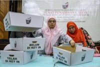 Para petugas Suruhanjaya Pilihan Raya membuat persiapan akhir di Pusat Penamaan Calon N46 Perling sempena Pilihan Raya Negeri (PRN) Johor ke-16 di Dewan Jubli Intan hari ini. - Foto Bernama 