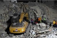 Kira-kira 200 orang terperangkap di bawah runtuhan dan 157 yang lain masih hilang. Foto AFP 