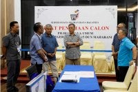 Pengerusi Suruhanjaya Pilihan Raya (SPR), Datuk Seri Ramlan Harun (tengah) meninjau persiapan pusat penamaan calon bagi Dewan Undangan Negeri (DUN) Maharani di Dewan Tanjung, Bangunan Istana Tanjung hari ini. Foto Bernama 