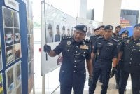 Hussein (kiri) menunjukkan aset yang disita.