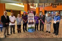 Muhammad Nasir (empat dari kanan) menyempurnakan perasmian Sambutan Hari Koperasi Sekolah, Hari Kokurikulum, Hari TVET dan Hari Seni dan Budaya di SMK Pelagat, Jertih, Besut, baru-baru ini.