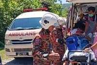 Mangsa yang cedera dihantar ke hospital untuk menerima rawatan. - Foto: JBPM Pahang