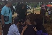 Tangkap layar daripada sebuah video tular di Tanah Perkuburan Islam Ukay Perdana pada Khamis.