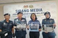 Zulkifli (dua dari kiri) menunjukkan paparan gambar server mengandungi cip AI canggih yang dirampas JKDM KLIA, 5 Jun lalu