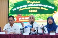 Faisal (tengah) pada sidang media Program Sesi Libat Urus Bersama Pengamal Media di Ibu Pejabat FAMA, di Batu Caves pada Rabu.
