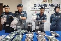 Zulkifli (dua dari kiri) menunjukkan ruangan dalam kerangka CPU yang dijadikan tempat menyembunyikan cecair vape berisi dadah.