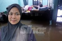 Sofa yang diletakkan atas rim dan menjadi tempat tidur mereka sepanjang terperangkap. Gambar kiri: Nurul Faezah - Foto SINAR HARIAN/ADILA SHARINNI WAHID
