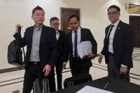 Dr Haw Huo (kiri) ketika hadir untuk memberi keterangan di Mahkamah Koroner Kota Kinabalu pada Jumaat.