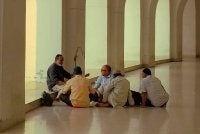 DILARANG untuk berjual beli di dalam masjid dan ia dihukumkan sebagai makruh. Foto Canva