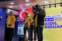 Calon Bersama DUN Bukit Permai, Aidil Riduan (dua dari kanan) sempena pengumuman calon PRN Johor.