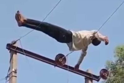Selama beberapa jam, anggota polis, pegawai kerajaan dan penduduk kampung berusaha memujuk lelaki terbabit supaya turun dari tiang elektrik berkenaan.