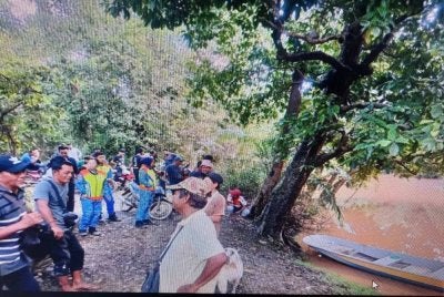Anggota bomba melakukan pencarian sekitar kawasan sungai lokasi mangsa dilaporkan terjatuh. FOTO JBPM Pahang