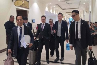 Dr Haw Huo (dua dar kanan) ketika hadir untuk memberi keterangan di Mahkamah Koroner Kota Kinabalu.