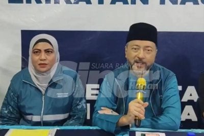 Mukhriz (kanan) mengumumkan pemilihan Suraya sebagai calon tunggal Pejuang menerusi penstriman langsung di Facebook pada Khamis.