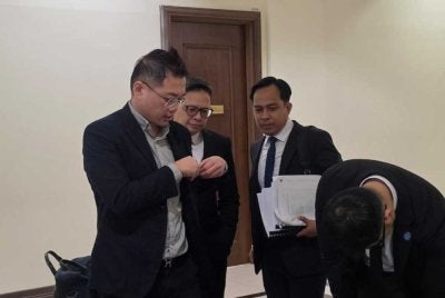 Dr Haw Huo (kiri) ketika hadir untuk memberi keterangan di Mahkamah Koroner Kota Kinabalu.